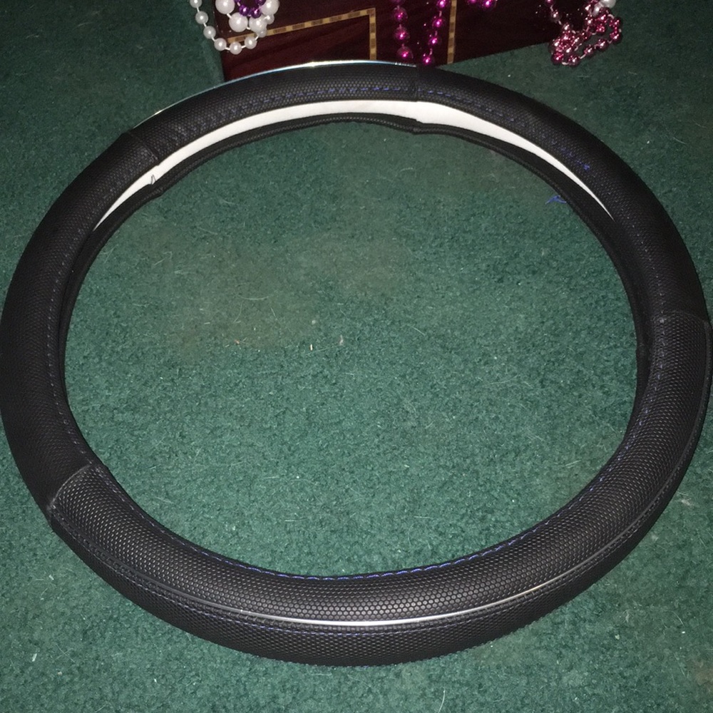 Steering wheel cover